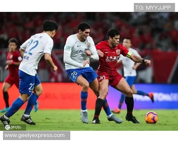 2017年上港与鲁能精彩对决集锦回顾展现足球魅力与激情瞬间